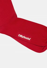 Calzini rossi realizzati in un tessuto morbido, con texture a costine e il logo bianco "DillySocks" stampato sul lato.
