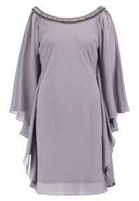 Šedé šifónové šaty s volnými, širokými rukávy a lodním výstřihem. Ozdobený límec se třpytivými detaily. Hladká, lehká textura.