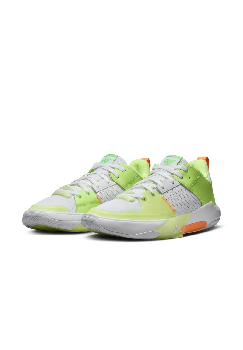 Zapatillas deportivas verdes y blancas con parte superior de malla, superposiciones texturizadas y acentos naranjas. Incluyen un cierre de cordones y suela de goma.