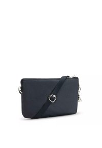 Borsa a tracolla blu realizzata in materiale testurizzato. Caratterizzata da una chiusura con zip, tracolla regolabile e un accento di charm metallico sul lato.
