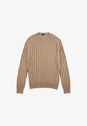 Pull en tricot beige à col rond, avec des motifs en câble et des poignets et un ourlet à côtes. Texture douce, manches longues.