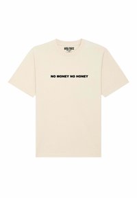 Beige katoenen t-shirt met korte mouwen en een ronde hals, voorzien van de tekst "NO MONEY NO HONEY" in vette zwarte letters over de borst.