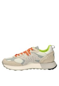Zapatillas beige y grises con cordones naranjas, materiales de malla y ante, detalles perforados, forro interior verde y suela de goma negra.
