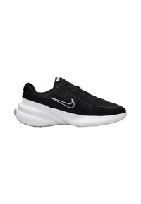Zapatillas deportivas negras con una parte superior de malla texturizada, entresuela blanca y sutiles acentos grises. Presenta cordones y un logotipo prominente en el costado.