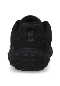 Schwarzer Sportschuh mit einer strukturierten Gummisohle mit ausgeprägten Traktionspunkten, gepolstertem Kragen und einem gestreiften Zugband an der Ferse.