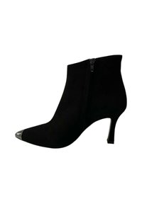 Stivaletti neri in suede con punta affusolata e punta metallica. Presentano una cerniera laterale e un design con tacco alto e sottile. Texture liscia in generale.