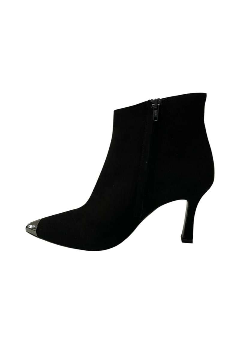 Stivaletti neri in suede con punta affusolata e punta metallica. Presentano una cerniera laterale e un design con tacco alto e sottile. Texture liscia in generale.