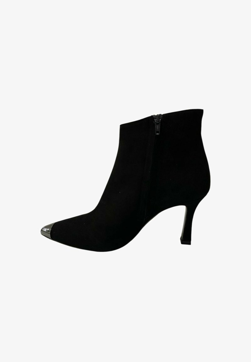 Stivaletti neri in suede con punta affusolata e punta metallica. Presentano una cerniera laterale e un design con tacco alto e sottile. Texture liscia in generale.