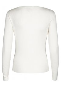 Vit långärmad ribbad topp med rundad halsringning. Tyget är strukturerat och åtsittande, vilket framhäver silhuetten utan synliga knäppningar.