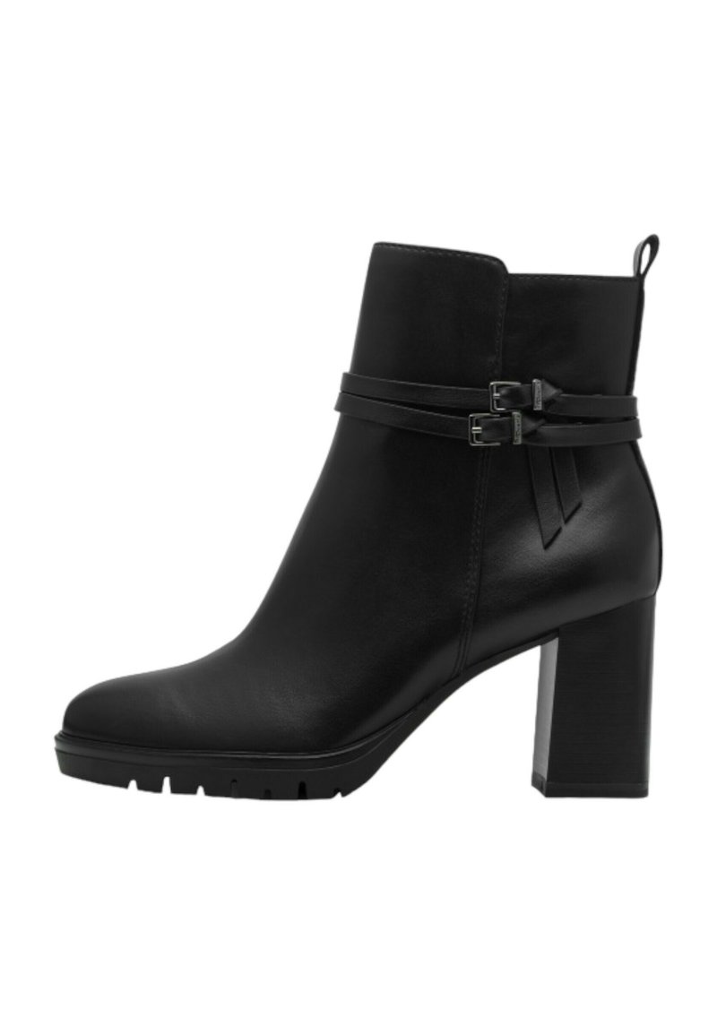 Bottines en cuir noir avec un talon épais, dotées d'une sangle ajustable avec boucles et d'une semelle texturée pour une meilleure adhérence.