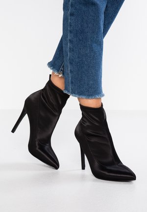 Bottines à talons hauts - black