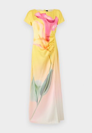 Robe maxi dégradée jaune et rose avec un grand imprimé floral rose et orange, manches courtes et détail froncé sur le côté droit.