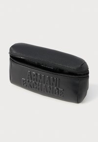 Schwarzes, strukturiertes Federmäppchen mit Reißverschluss, das an der Vorderseite ein eingeprägtes "ARMANI EXCHANGE"-Logo aufweist. Glattes und strukturiertes Design.