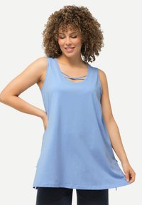 Ulla Popken LONG ZIERB�ÄNDER RUNDHALS ÄRMELLOS - Top - light blue