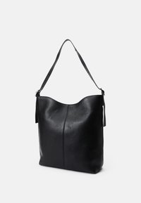 Borsa a spalla in pelle nera con una texture liscia, parte superiore curva e tracolla regolabile. Presenta una cucitura prominente sul davanti.