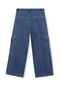 Pantaloni cargo in denim a gamba larga di colore blu scuro, con due tasche laterali, passanti per cintura e orlo dritto con cuciture rinforzate.