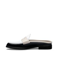Schwarz-weißer Leder-Slipper mit glatter Oberfläche, ausgestattet mit einem kontrastierenden beigen Band und Nähdetails. Flache Sohle.