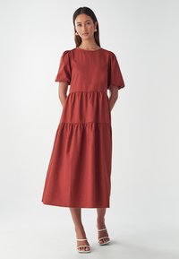 WILLA TIAA MIDI DRESS - Päevakleit - rust