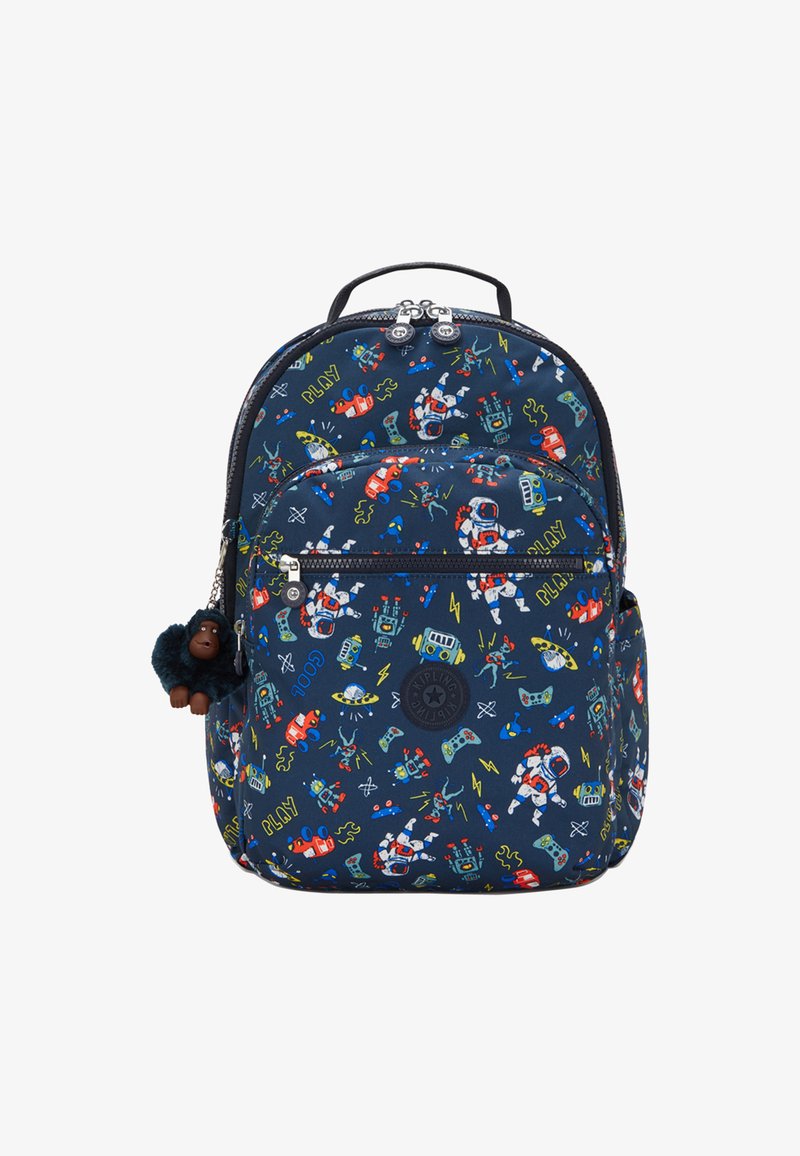 Marineblå rygsæk med legende rum-tema print, der indeholder robotter og gaming-designs, har en frontlomme med lynlås og en pelsagtig abe-nøglekæde.