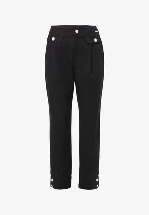 Pantalones negros ajustados con una cintura alta, que cuentan con bolsillos frontales, botones en tono dorado y detalles con puños en el dobladillo. Textura de tela suave.