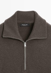 Brauner, gerippter Strickpullover mit Reißverschluss vorne, hohem Kragen und einem Etikett mit der Aufschrift "Massimo Dutti." Hergestellt aus weichem Stoff mit strukturierter Oberfläche.