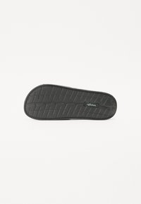 Talpa de pantof din cauciuc negru, cu un model texturat de tălpi. Prezintă un logo central și o margine curbată pentru o potrivire și un confort sporit.