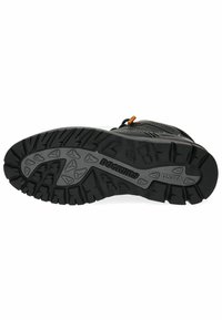 Suela de goma negra con surcos profundos y patrones dinámicos. Presenta un upper negro texturizado con costuras grises y acentos naranjas.