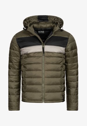 Jachetă căptușită de culoare verde măslinie, cu un design în dungi orizontale negre și gri, având închidere cu fermoar și o glugă detașabilă. Textură netedă.