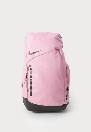 Roza najlonska nahrbtnik z črnim dnom, ki ima velik Nike logotip, stranski žep na zadrgo in vertikalne črte na sprednji strani.