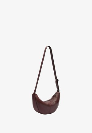 Borsa a tracolla in pelle color marrone scuro con design curvo, chiusura con zip e tracolla regolabile. Texture liscia e colore uniforme, con accessori minimi.