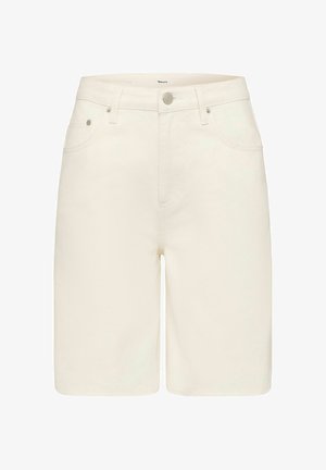 Cremeweiße, knielange Jeansshorts mit vorderer Knopfleiste, Reißverschluss, Gürtelschlaufen und zwei Vordertaschen mit Metallnieten.