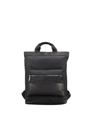 Sac à dos rectangulaire noir avec poignée supérieure, poche avant zippée et logo de marque discret sur la poche, fabriqué en matériau lisse.