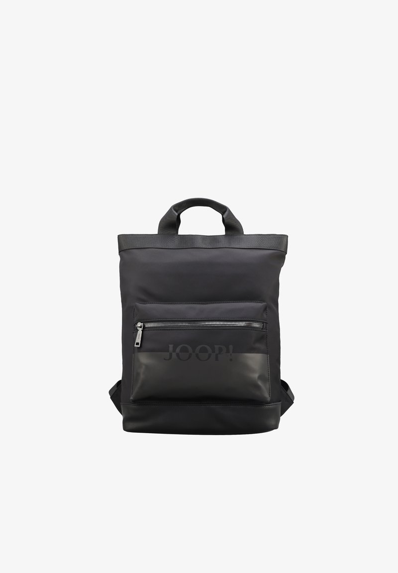 Sac à dos rectangulaire noir avec poignée supérieure, poche avant zippée et logo de marque discret sur la poche, fabriqué en matériau lisse.