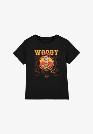 Schwarzes T-Shirt mit Woody aus Toy Story, der einen roten Hut und ein gelb kariertes Hemd trägt, mit dem Aufdruck "WOODY" und einem Lasso-Seil-Design.