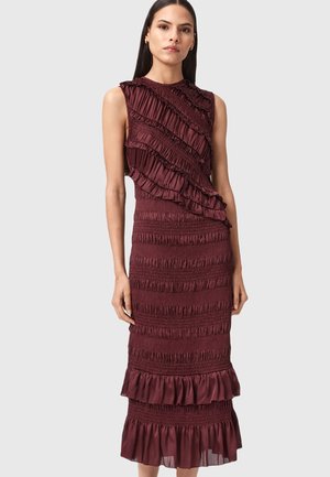 Abito senza maniche color marrone burgundy con ruches testurizzate e design arricciato. Caratterizzato da lunghezza sotto il ginocchio e orlo a balze sovrapposte. Tessuto liscio.