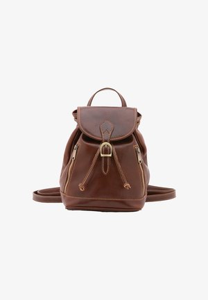 Sac à dos en cuir marron à forme arrondie, avec rabat repliable et deux fermetures éclair latérales. Présente des coutures contrastantes et une petite poignée sur le dessus.