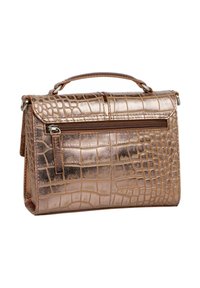 Borsa color oro rosa con texture coccodrillo, dotata di manico superiore, tasca anteriore con zip e forma rettangolare strutturata. Presenta dettagli metallici.