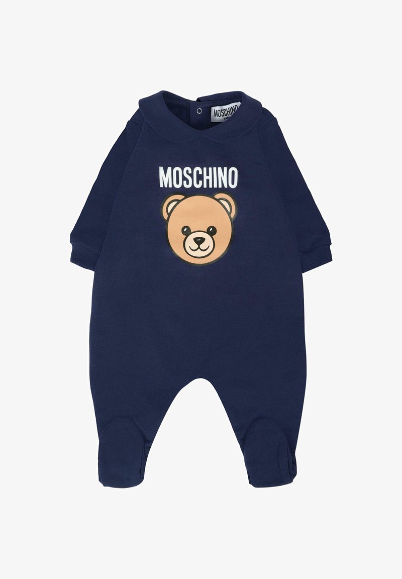 Granatowy bodziak dla niemowląt z miękkiego materiału, z dużą grafiką misia w odcieniu beżowym, z białym napisem "MOSCHINO" powyżej oraz z projektowaniem z zabudowanymi stopami.