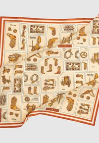Μεταξωτό μαντήλι με πορτοκαλί περίγραμμα που παρουσιάζει vintage εικονογραφήσεις με θέμα τη Δύση, όπως μπότες, σέλες, ακτίνες, σχοινιά και λογότυπα με σήμα.