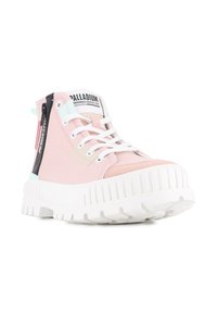 Jasnoróżowe półwysokie sneakersy z białą gumową podeszwą, teksturowanymi akcentami i zamkiem błyskawicznym z boku. Wyposażone w markowy logo na języku oraz kontrastowe detale.