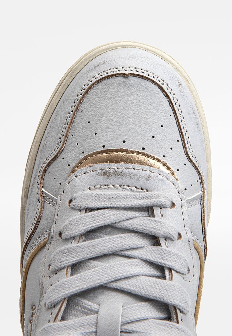 Hellgraue Leder-Sneaker mit einem goldenen Akzent, runder Zehenpartie, perforierten Details und flachen Schnürsenkeln. Texturierte Sohle für besseren Grip.