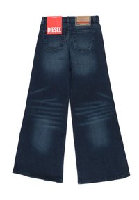 Jeans a gamba larga blu scuro realizzati in denim, con un'etichetta del marchio attaccata alla vita e un leggero sbiadimento sul tessuto.