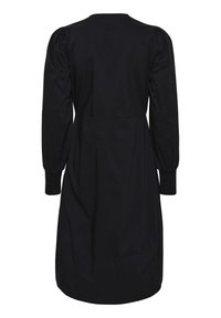 Robe noire en tissu lisse, avec de longues manches bouffantes, un décolleté arrondi et une coupe décontractée avec des détails froncés à la taille.