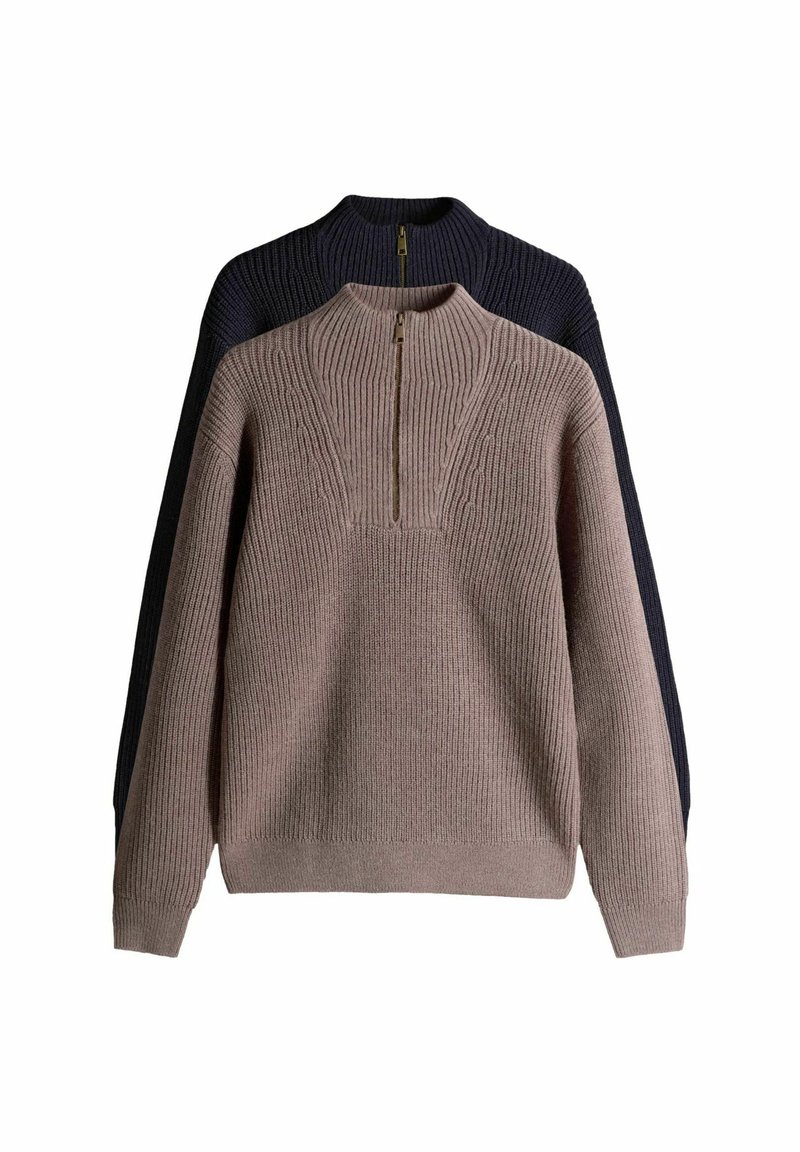 Sweter dzianinowy w jasnym taupe i granacie z wysokim kołnierzem, pół-zamkiem z przodu, prążkowaną strukturą i kontrastowymi detalami na ramionach.