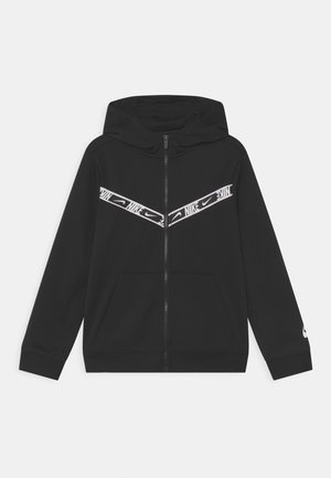Sort lynlåshættejakke i blødt stof med en stor hætte. Har en hvid Nike-logo grafik over brystet og på højre ærme.