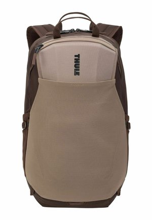 Brauner und beiger Thule Rucksack mit gepolsterten Schultergurten, Frontnetzfach und doppelten Tragegriffen oben, von vorne gezeigt.