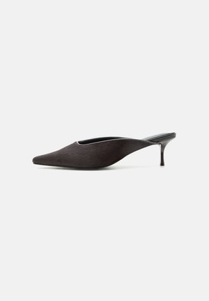 Scarpa mule nera con punta appuntita, tacco stiletto basso e finitura liscia ed elegante, mostrata di profilo su sfondo bianco.