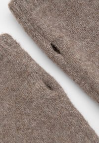 Twee bruine gebreide wollen mouwen met kleine gaatjes bij de bovenkant, die een textuur en warme stof in een neutrale kleur tonen.