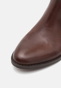 Gabor Botas - teak