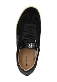 Sneaker in suede nera con lacci neri, dotata di collare imbottito e suola in gomma beige. L'interno presenta una fodera marrone chiaro con stampa del logo.